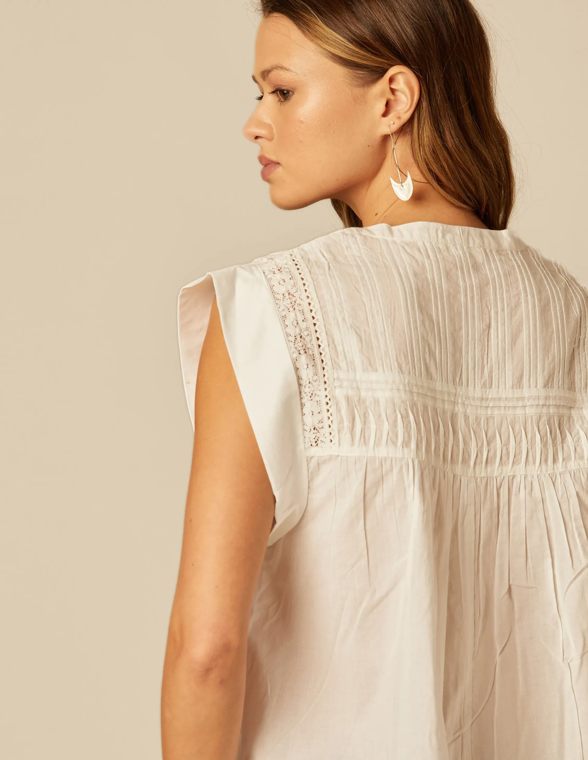 Nicoli Shirts & Blouses<WHITE SLEEVELESS SHIRT Blancos